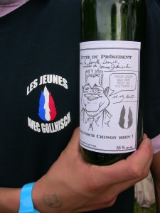 t-shirt et étiquette bouteille de vin
